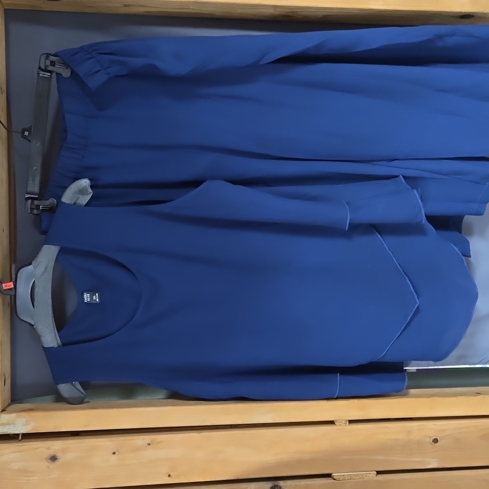 Sleeveless top with matching capris